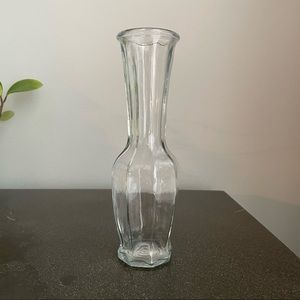 Clear glass vase for fresh cut flowers 🌺